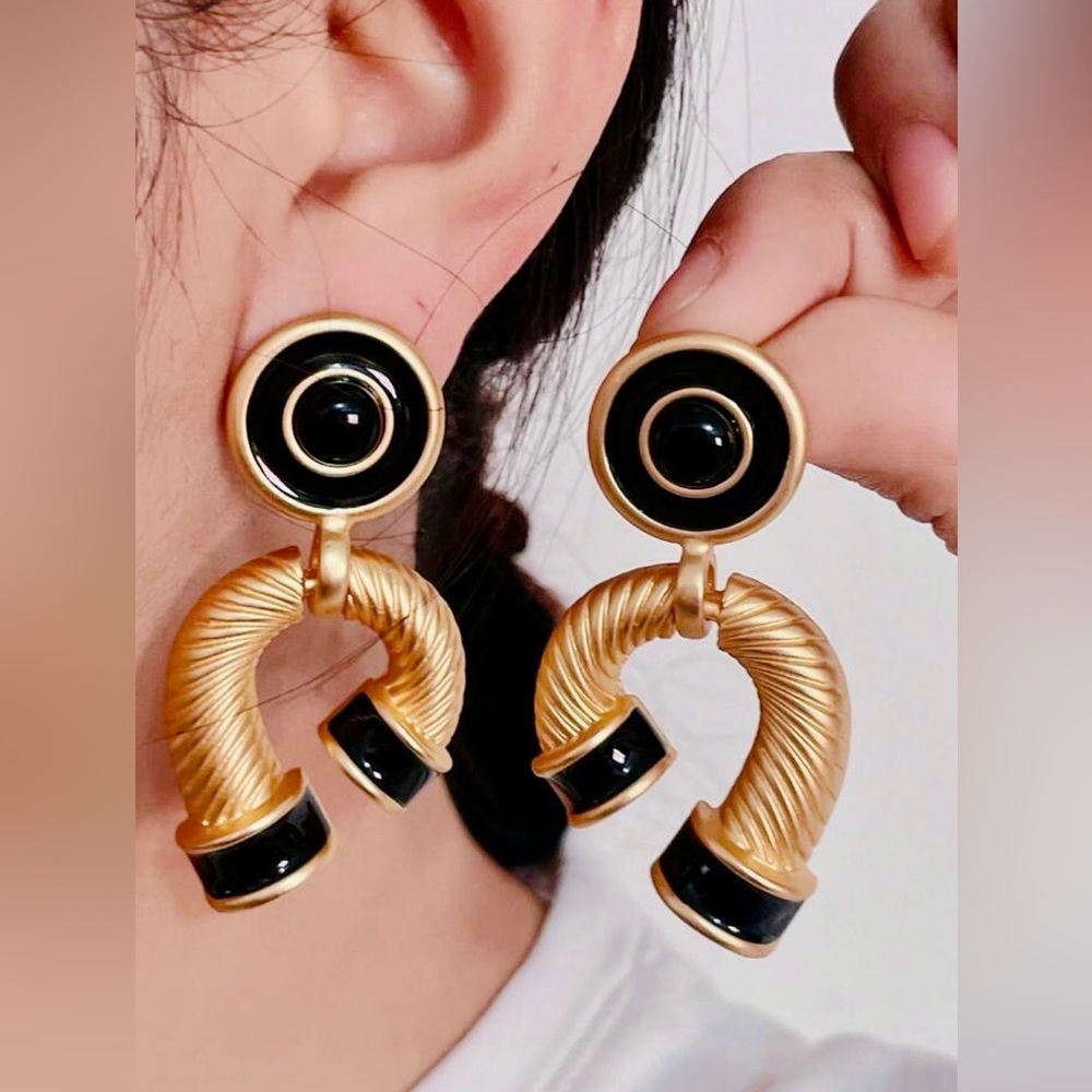 Vintage Black Enamel Lucky Horseshoe Earrings – Elegant Statement Design - Picture 5 of 5